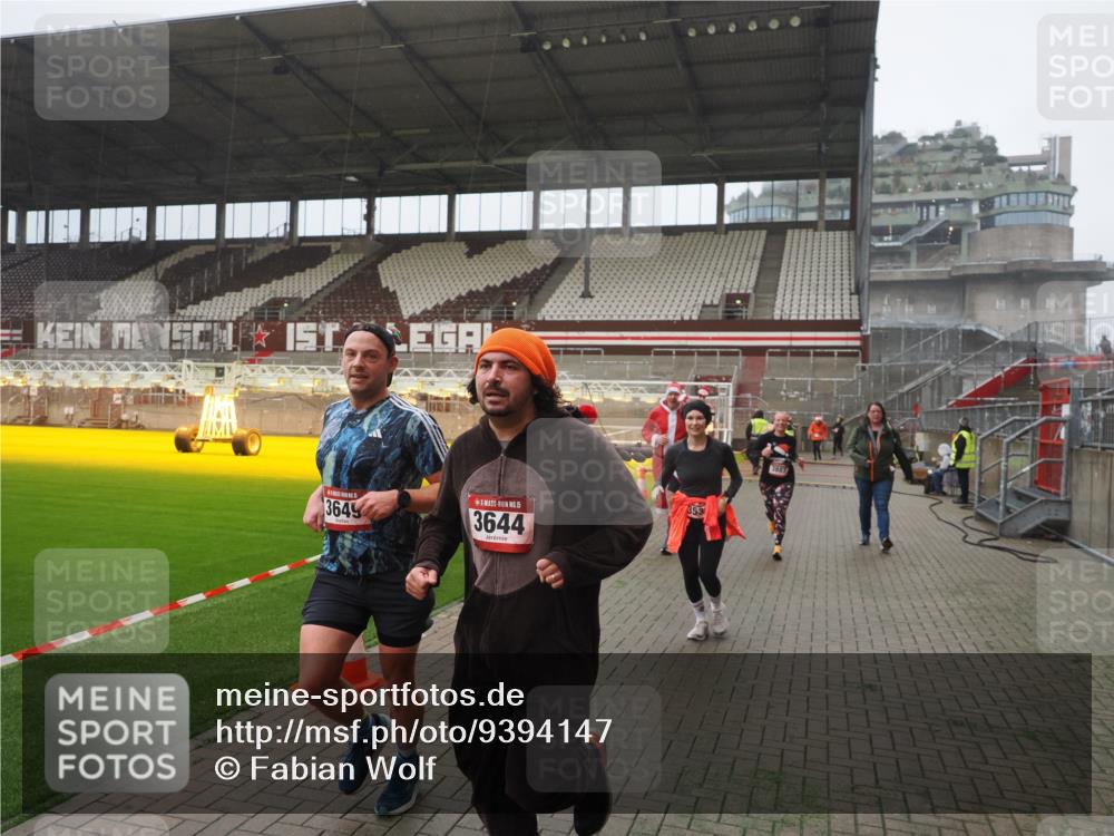 07.12.2025 - St. Pauli X-Mass-Run No. 15 Fabian Wolf http://msf.ph/oto/9394147 07.12.2025 10:23:37 Ziel 638, 3539, 3644, 3649, 3887, 3890, 4145, 4549 meine-sportfotos.de