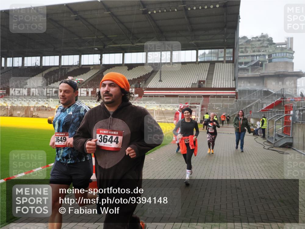 07.12.2025 - St. Pauli X-Mass-Run No. 15 Fabian Wolf http://msf.ph/oto/9394148 07.12.2025 10:23:37 Ziel 638, 3539, 3644, 3649, 3887, 3890, 4145, 4549 meine-sportfotos.de