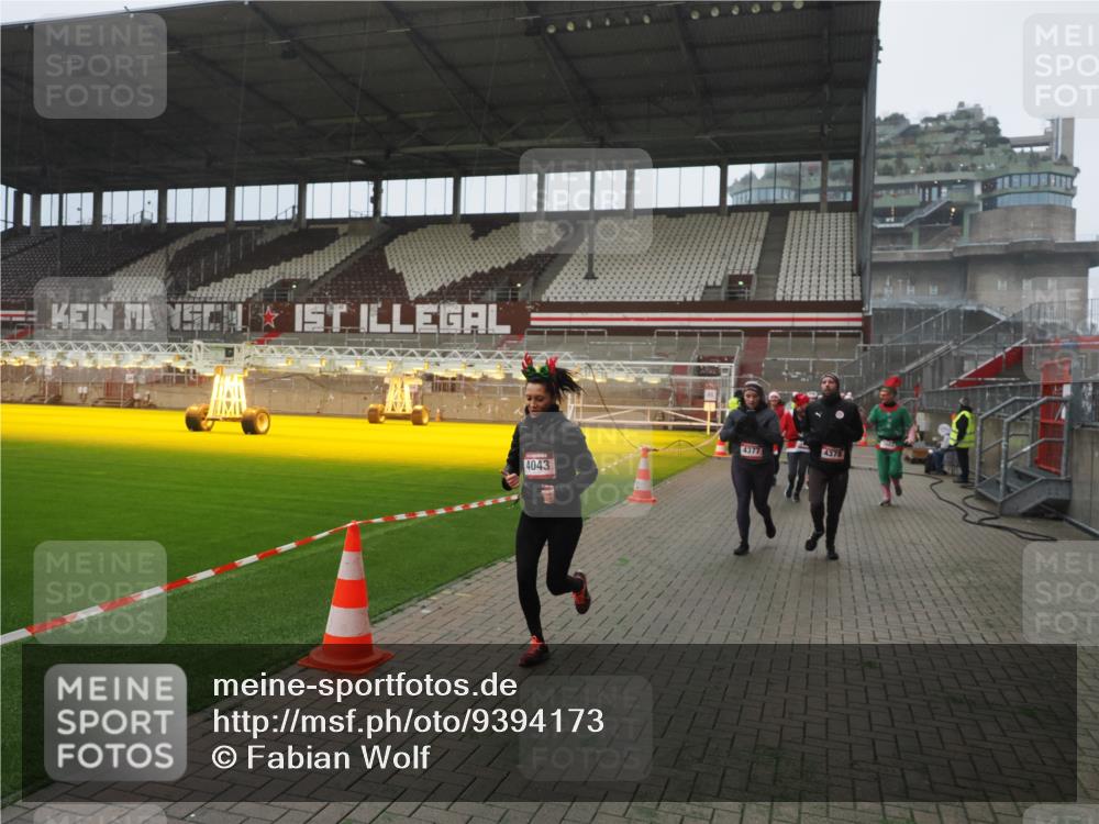 07.12.2025 - St. Pauli X-Mass-Run No. 15 Fabian Wolf http://msf.ph/oto/9394173 07.12.2025 10:23:48 Ziel 1104, 2603, 2634, 3539, 3644, 3649, 3887, 3890, 4043, 4139, 4144, 4377, 4378 meine-sportfotos.de