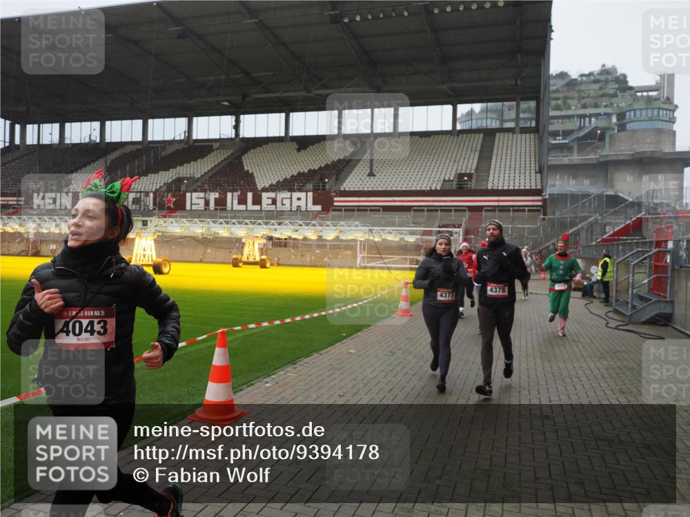 07.12.2025 - St. Pauli X-Mass-Run No. 15 Fabian Wolf http://msf.ph/oto/9394178 07.12.2025 10:23:49 Ziel 1104, 2603, 2634, 3539, 3644, 3649, 3887, 3890, 4043, 4139, 4144, 4377, 4378 meine-sportfotos.de