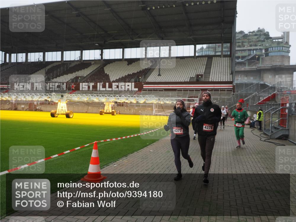 07.12.2025 - St. Pauli X-Mass-Run No. 15 Fabian Wolf http://msf.ph/oto/9394180 07.12.2025 10:23:49 Ziel 1104, 2603, 2634, 3539, 3644, 3649, 3887, 3890, 4043, 4139, 4144, 4377, 4378 meine-sportfotos.de