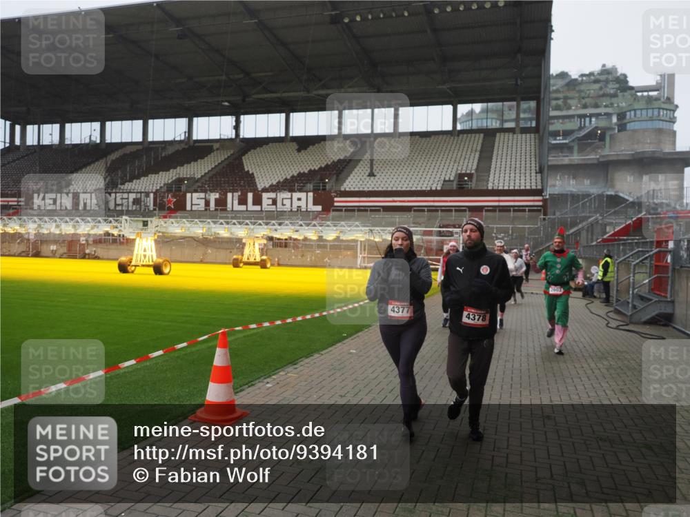 07.12.2025 - St. Pauli X-Mass-Run No. 15 Fabian Wolf http://msf.ph/oto/9394181 07.12.2025 10:23:49 Ziel 1104, 2603, 2634, 3539, 3644, 3649, 3887, 3890, 4043, 4139, 4144, 4377, 4378 meine-sportfotos.de