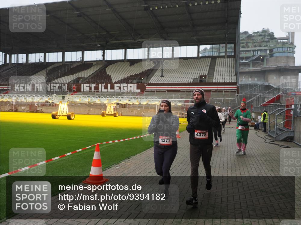 07.12.2025 - St. Pauli X-Mass-Run No. 15 Fabian Wolf http://msf.ph/oto/9394182 07.12.2025 10:23:50 Ziel 1104, 2603, 2634, 3539, 3887, 3890, 3968, 4043, 4139, 4144, 4377, 4378 meine-sportfotos.de