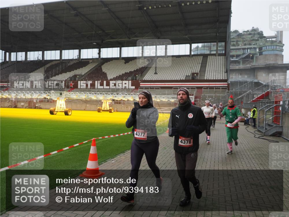 07.12.2025 - St. Pauli X-Mass-Run No. 15 Fabian Wolf http://msf.ph/oto/9394183 07.12.2025 10:23:50 Ziel 1104, 2603, 2634, 3539, 3887, 3890, 3968, 4043, 4139, 4144, 4377, 4378 meine-sportfotos.de
