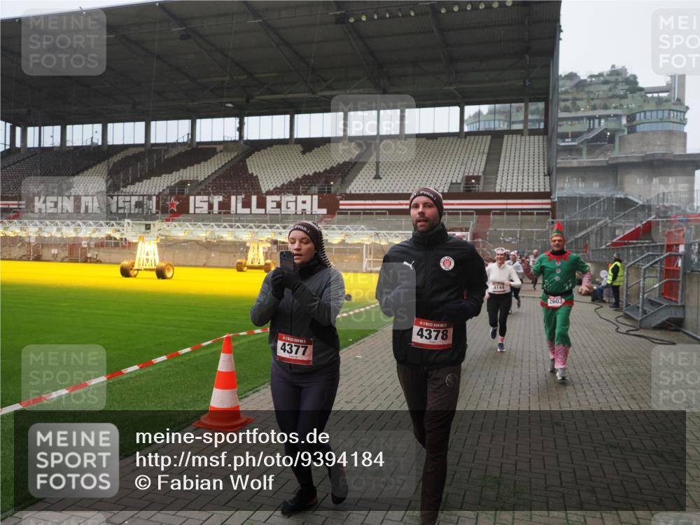 07.12.2025 - St. Pauli X-Mass-Run No. 15 Fabian Wolf http://msf.ph/oto/9394184 07.12.2025 10:23:50 Ziel 1104, 2603, 2634, 3539, 3887, 3890, 3968, 4043, 4139, 4144, 4377, 4378 meine-sportfotos.de