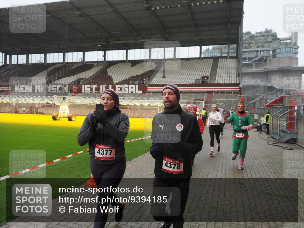 07.12.2025 - St. Pauli X-Mass-Run No. 15 Fabian Wolf http://msf.ph/oto/9394185 07.12.2025 10:23:50 Ziel 1104, 2603, 2634, 3539, 3887, 3890, 3968, 4043, 4139, 4144, 4377, 4378 meine-sportfotos.de