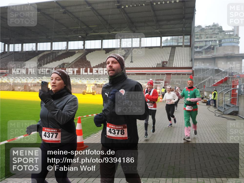 07.12.2025 - St. Pauli X-Mass-Run No. 15 Fabian Wolf http://msf.ph/oto/9394186 07.12.2025 10:23:50 Ziel 1104, 2603, 2634, 3539, 3887, 3890, 3968, 4043, 4139, 4144, 4377, 4378 meine-sportfotos.de