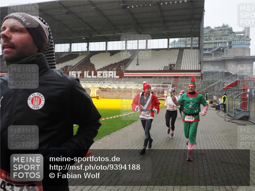 07.12.2025 - St. Pauli X-Mass-Run No. 15 Fabian Wolf http://msf.ph/oto/9394188 07.12.2025 10:23:51 Ziel 1104, 2603, 2634, 3887, 3890, 3968, 4043, 4139, 4144, 4203, 4377, 4378, 4765 meine-sportfotos.de