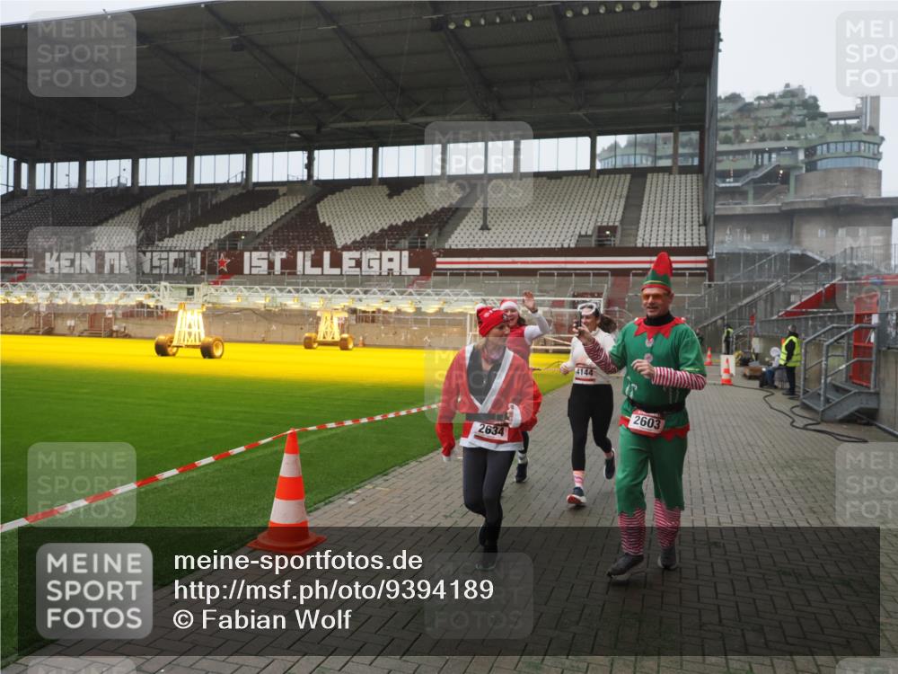 07.12.2025 - St. Pauli X-Mass-Run No. 15 Fabian Wolf http://msf.ph/oto/9394189 07.12.2025 10:23:51 Ziel 1104, 2603, 2634, 3887, 3890, 3968, 4043, 4139, 4144, 4203, 4377, 4378, 4765 meine-sportfotos.de