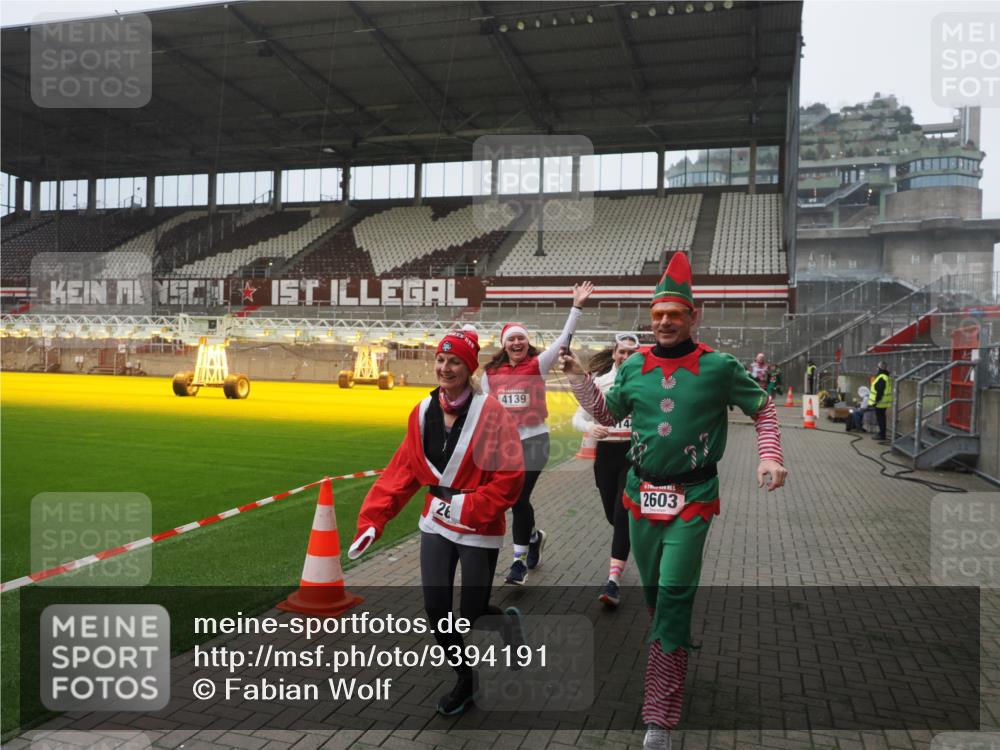 07.12.2025 - St. Pauli X-Mass-Run No. 15 Fabian Wolf http://msf.ph/oto/9394191 07.12.2025 10:23:51 Ziel 1104, 2603, 2634, 3887, 3890, 3968, 4043, 4139, 4144, 4203, 4377, 4378, 4765 meine-sportfotos.de