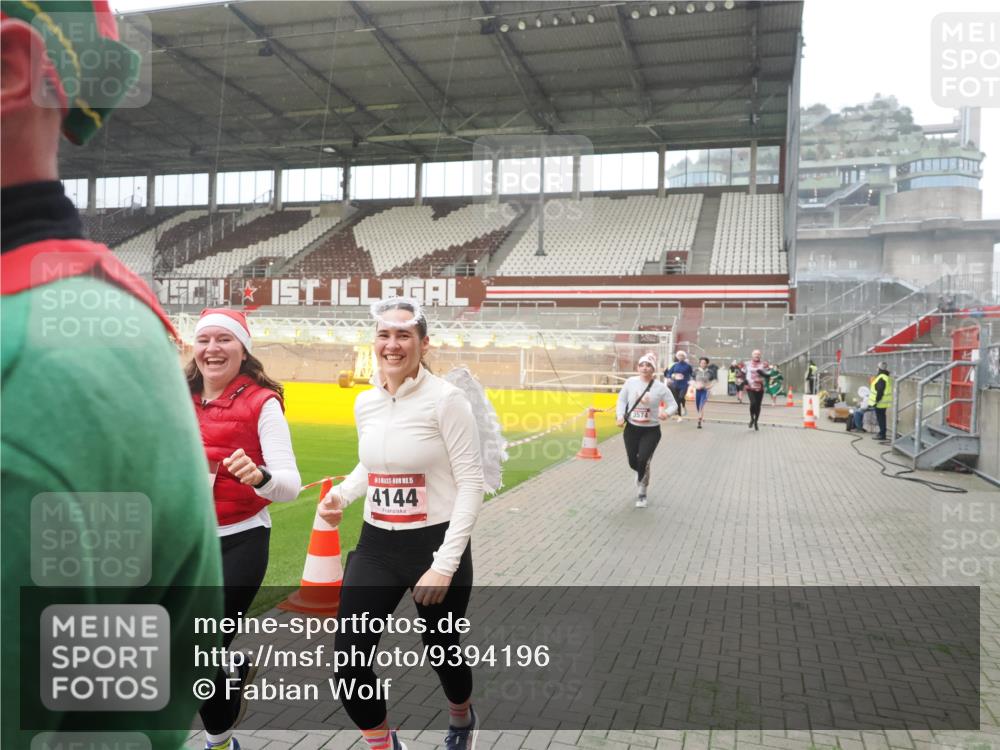 07.12.2025 - St. Pauli X-Mass-Run No. 15 Fabian Wolf http://msf.ph/oto/9394196 07.12.2025 10:23:52 Ziel 1104, 2603, 2634, 3968, 4043, 4139, 4144, 4203, 4377, 4378, 4765 meine-sportfotos.de
