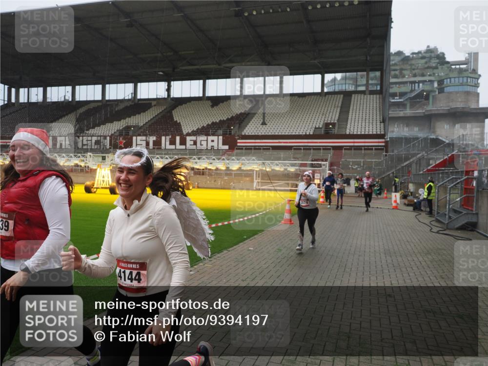 07.12.2025 - St. Pauli X-Mass-Run No. 15 Fabian Wolf http://msf.ph/oto/9394197 07.12.2025 10:23:53 Ziel 1104, 2603, 2634, 3968, 4043, 4139, 4144, 4203, 4377, 4378, 4765 meine-sportfotos.de