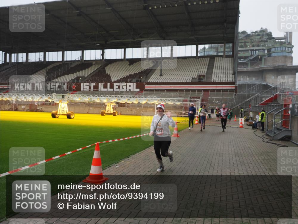 07.12.2025 - St. Pauli X-Mass-Run No. 15 Fabian Wolf http://msf.ph/oto/9394199 07.12.2025 10:23:53 Ziel 1104, 2603, 2634, 3968, 4043, 4139, 4144, 4203, 4377, 4378, 4765 meine-sportfotos.de