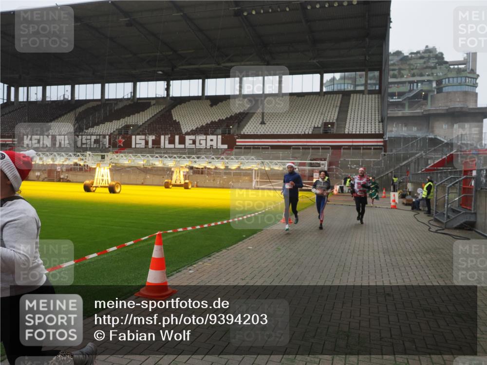 07.12.2025 - St. Pauli X-Mass-Run No. 15 Fabian Wolf http://msf.ph/oto/9394203 07.12.2025 10:23:55 Ziel 711, 1104, 2603, 2634, 3968, 4043, 4139, 4144, 4203, 4377, 4378, 4479, 4765 meine-sportfotos.de