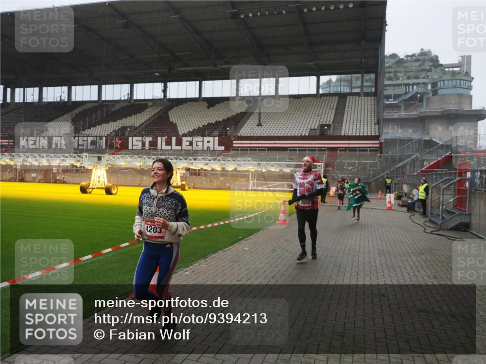 07.12.2025 - St. Pauli X-Mass-Run No. 15 Fabian Wolf http://msf.ph/oto/9394213 07.12.2025 10:23:57 Ziel 711, 1104, 2603, 2634, 3968, 4043, 4139, 4144, 4203, 4377, 4378, 4479, 4765 meine-sportfotos.de