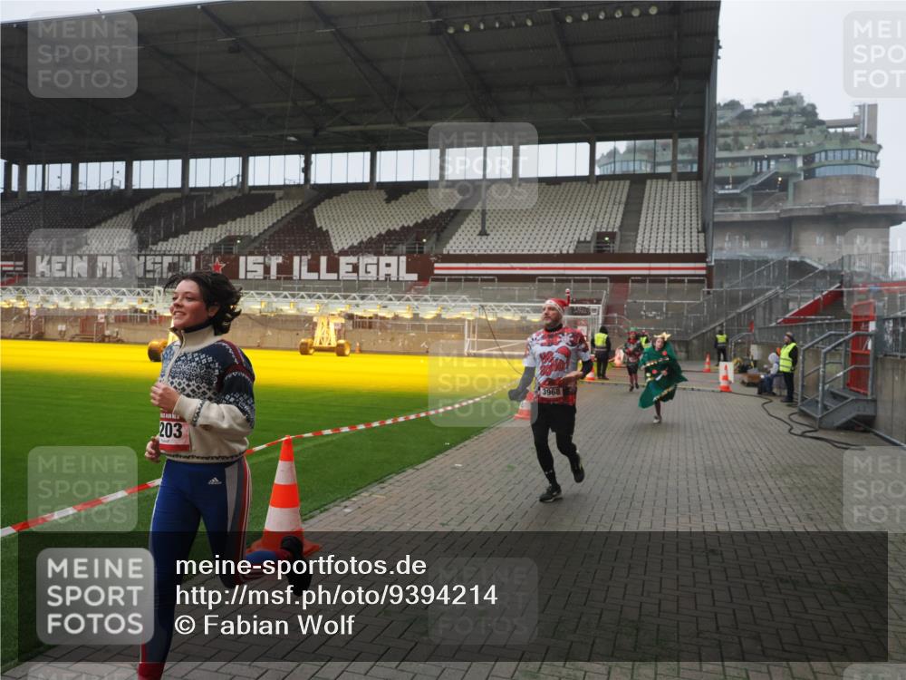 07.12.2025 - St. Pauli X-Mass-Run No. 15 Fabian Wolf http://msf.ph/oto/9394214 07.12.2025 10:23:57 Ziel 711, 1104, 2603, 2634, 3968, 4043, 4139, 4144, 4203, 4377, 4378, 4479, 4765 meine-sportfotos.de