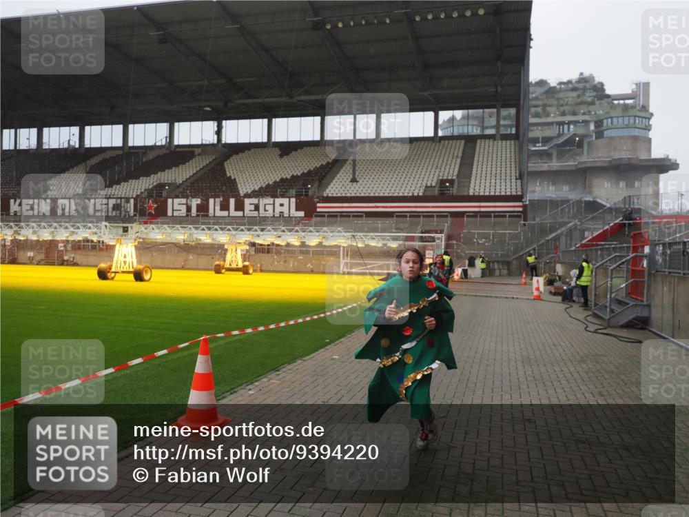 07.12.2025 - St. Pauli X-Mass-Run No. 15 Fabian Wolf http://msf.ph/oto/9394220 07.12.2025 10:24:00 Ziel 711, 2603, 2634, 3968, 4043, 4139, 4144, 4203, 4377, 4378, 4479, 4765 meine-sportfotos.de