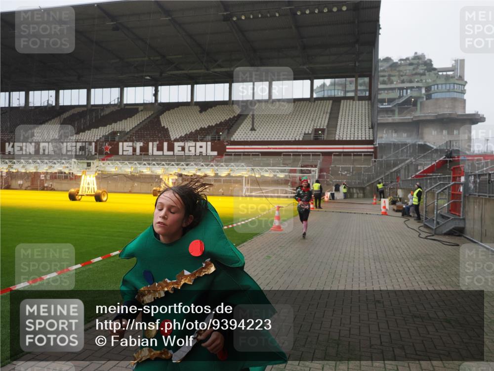 07.12.2025 - St. Pauli X-Mass-Run No. 15 Fabian Wolf http://msf.ph/oto/9394223 07.12.2025 10:24:00 Ziel 711, 2603, 2634, 3968, 4043, 4139, 4144, 4203, 4377, 4378, 4479, 4765 meine-sportfotos.de