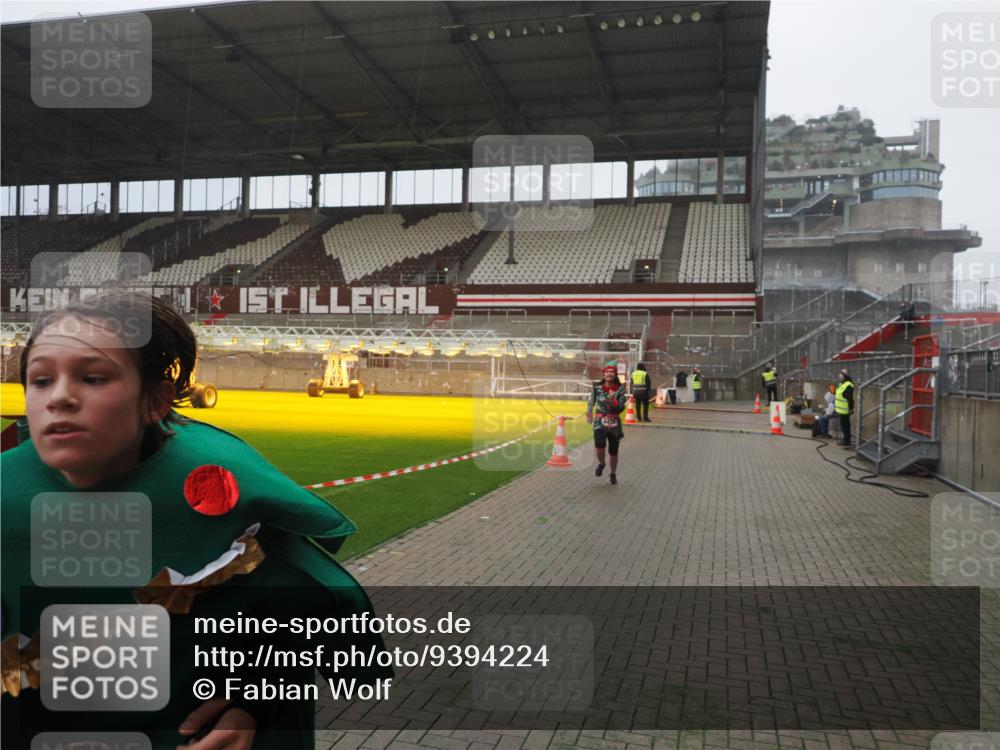 07.12.2025 - St. Pauli X-Mass-Run No. 15 Fabian Wolf http://msf.ph/oto/9394224 07.12.2025 10:24:00 Ziel 711, 2603, 2634, 3968, 4043, 4139, 4144, 4203, 4377, 4378, 4479, 4765 meine-sportfotos.de