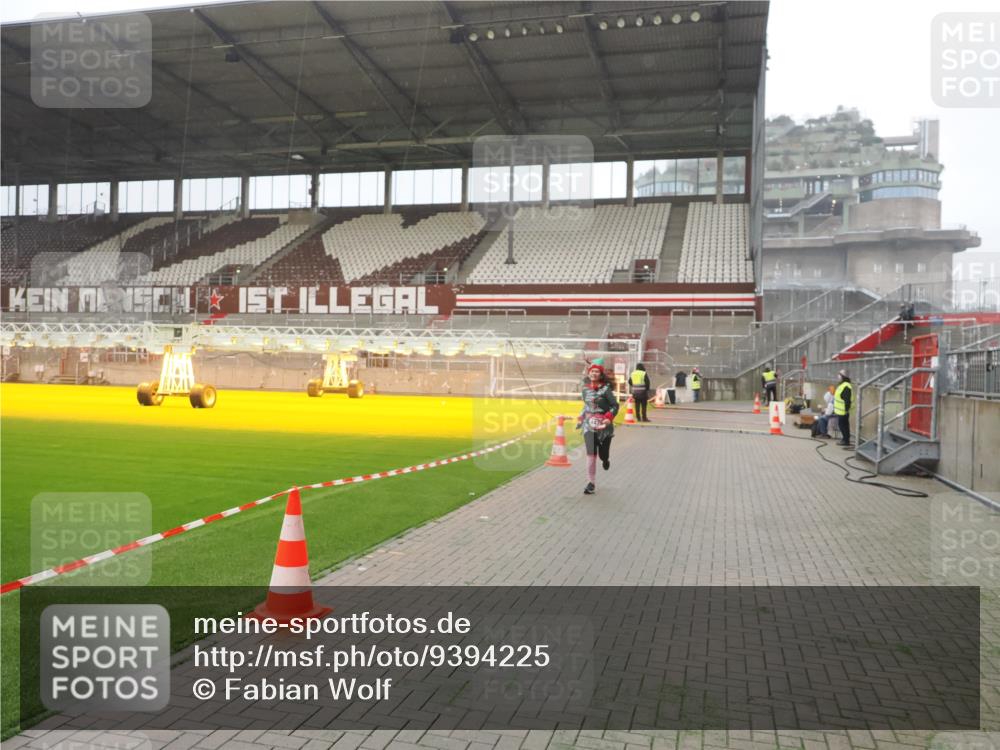 07.12.2025 - St. Pauli X-Mass-Run No. 15 Fabian Wolf http://msf.ph/oto/9394225 07.12.2025 10:24:01 Ziel 711, 2603, 2634, 3968, 4139, 4144, 4203, 4377, 4378, 4479, 4765 meine-sportfotos.de