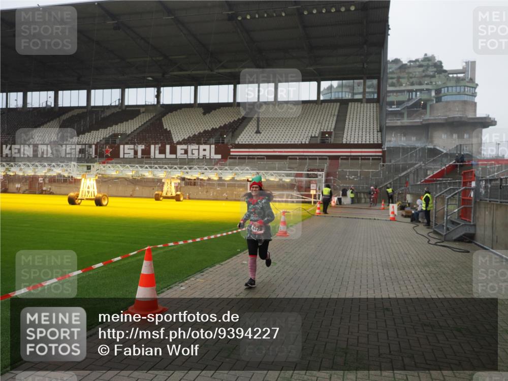 07.12.2025 - St. Pauli X-Mass-Run No. 15 Fabian Wolf http://msf.ph/oto/9394227 07.12.2025 10:24:02 Ziel 711, 2603, 2634, 3968, 4139, 4144, 4203, 4479, 4765 meine-sportfotos.de