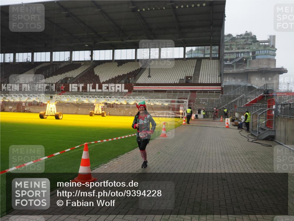 07.12.2025 - St. Pauli X-Mass-Run No. 15 Fabian Wolf http://msf.ph/oto/9394228 07.12.2025 10:24:02 Ziel 711, 2603, 2634, 3968, 4139, 4144, 4203, 4479, 4765 meine-sportfotos.de