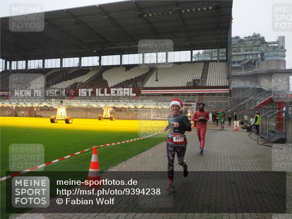 07.12.2025 - St. Pauli X-Mass-Run No. 15 Fabian Wolf http://msf.ph/oto/9394238 07.12.2025 10:24:12 Ziel 711, 712, 897, 4040, 4140, 4479, 4694 meine-sportfotos.de