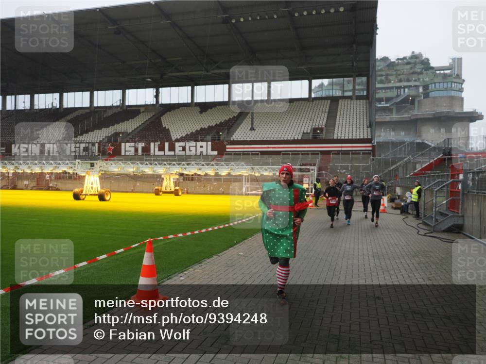 07.12.2025 - St. Pauli X-Mass-Run No. 15 Fabian Wolf http://msf.ph/oto/9394248 07.12.2025 10:24:16 Ziel 712, 897, 4040, 4122, 4140, 4689, 4692, 4694 meine-sportfotos.de
