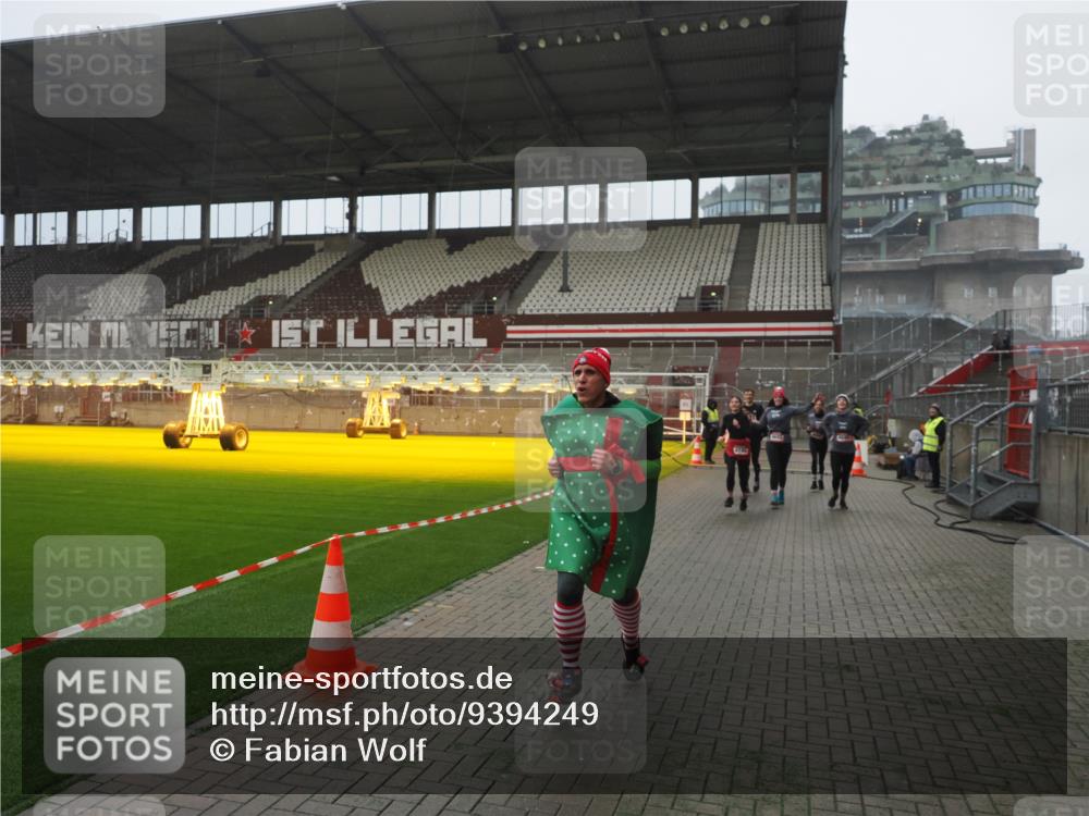 07.12.2025 - St. Pauli X-Mass-Run No. 15 Fabian Wolf http://msf.ph/oto/9394249 07.12.2025 10:24:17 Ziel 712, 897, 4040, 4122, 4140, 4689, 4692, 4694 meine-sportfotos.de