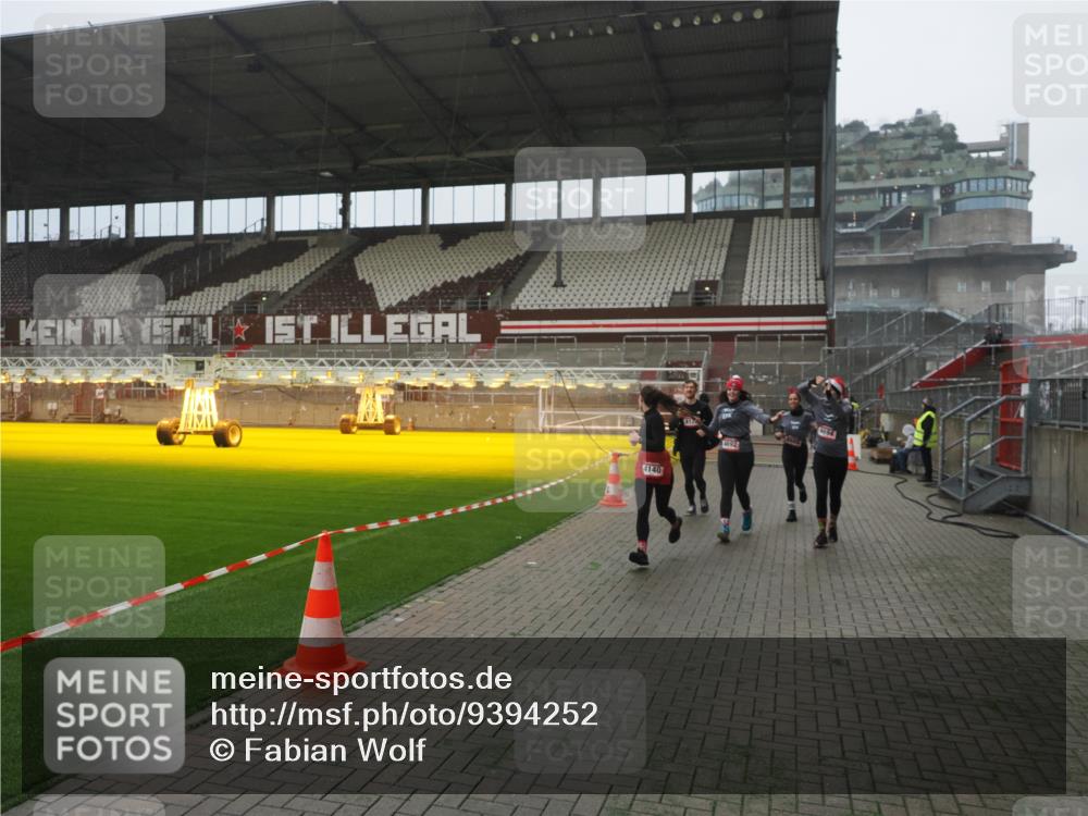 07.12.2025 - St. Pauli X-Mass-Run No. 15 Fabian Wolf http://msf.ph/oto/9394252 07.12.2025 10:24:18 Ziel 712, 897, 4040, 4122, 4140, 4689, 4692, 4694 meine-sportfotos.de