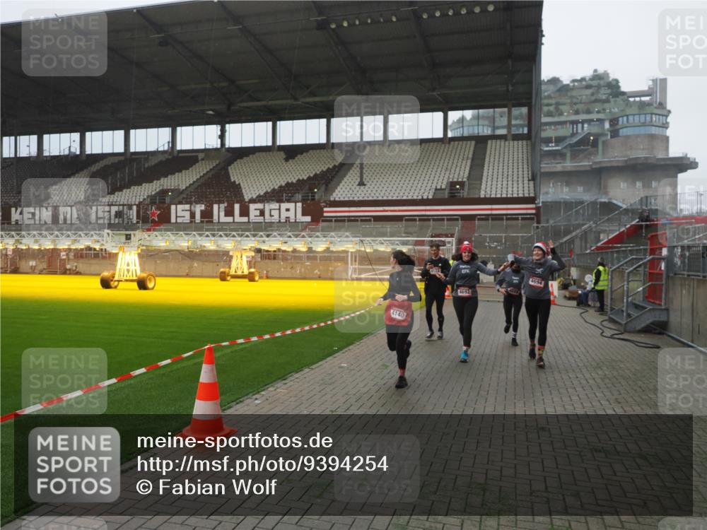 07.12.2025 - St. Pauli X-Mass-Run No. 15 Fabian Wolf http://msf.ph/oto/9394254 07.12.2025 10:24:19 Ziel 712, 897, 4040, 4122, 4140, 4689, 4692, 4694 meine-sportfotos.de
