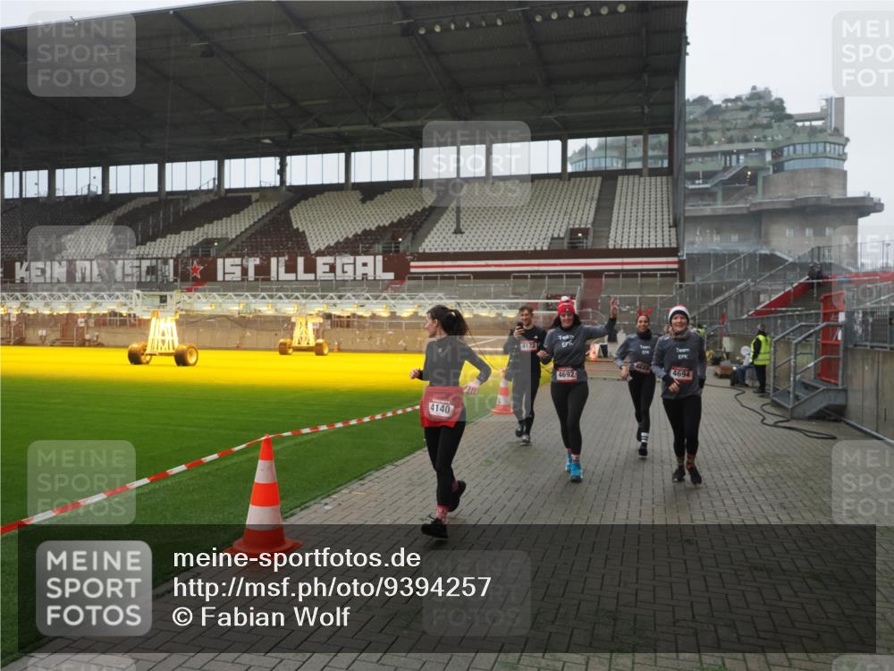 07.12.2025 - St. Pauli X-Mass-Run No. 15 Fabian Wolf http://msf.ph/oto/9394257 07.12.2025 10:24:19 Ziel 712, 897, 4040, 4122, 4140, 4689, 4692, 4694 meine-sportfotos.de
