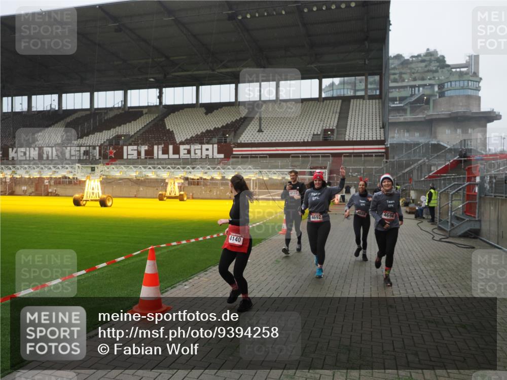 07.12.2025 - St. Pauli X-Mass-Run No. 15 Fabian Wolf http://msf.ph/oto/9394258 07.12.2025 10:24:19 Ziel 712, 897, 4040, 4122, 4140, 4689, 4692, 4694 meine-sportfotos.de