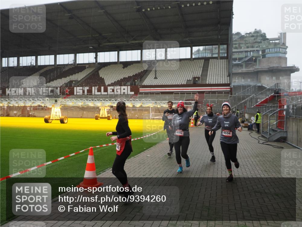 07.12.2025 - St. Pauli X-Mass-Run No. 15 Fabian Wolf http://msf.ph/oto/9394260 07.12.2025 10:24:20 Ziel 712, 897, 4040, 4122, 4140, 4689, 4692, 4694 meine-sportfotos.de