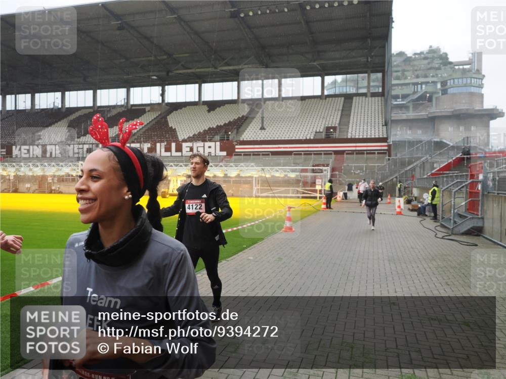 07.12.2025 - St. Pauli X-Mass-Run No. 15 Fabian Wolf http://msf.ph/oto/9394272 07.12.2025 10:24:22 Ziel 712, 897, 4040, 4122, 4140, 4689, 4692, 4694 meine-sportfotos.de