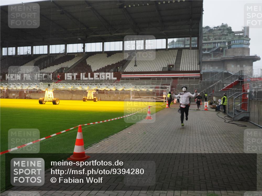 07.12.2025 - St. Pauli X-Mass-Run No. 15 Fabian Wolf http://msf.ph/oto/9394280 07.12.2025 10:24:26 Ziel 712, 1986, 2071, 4040, 4122, 4140, 4689, 4692, 4694 meine-sportfotos.de