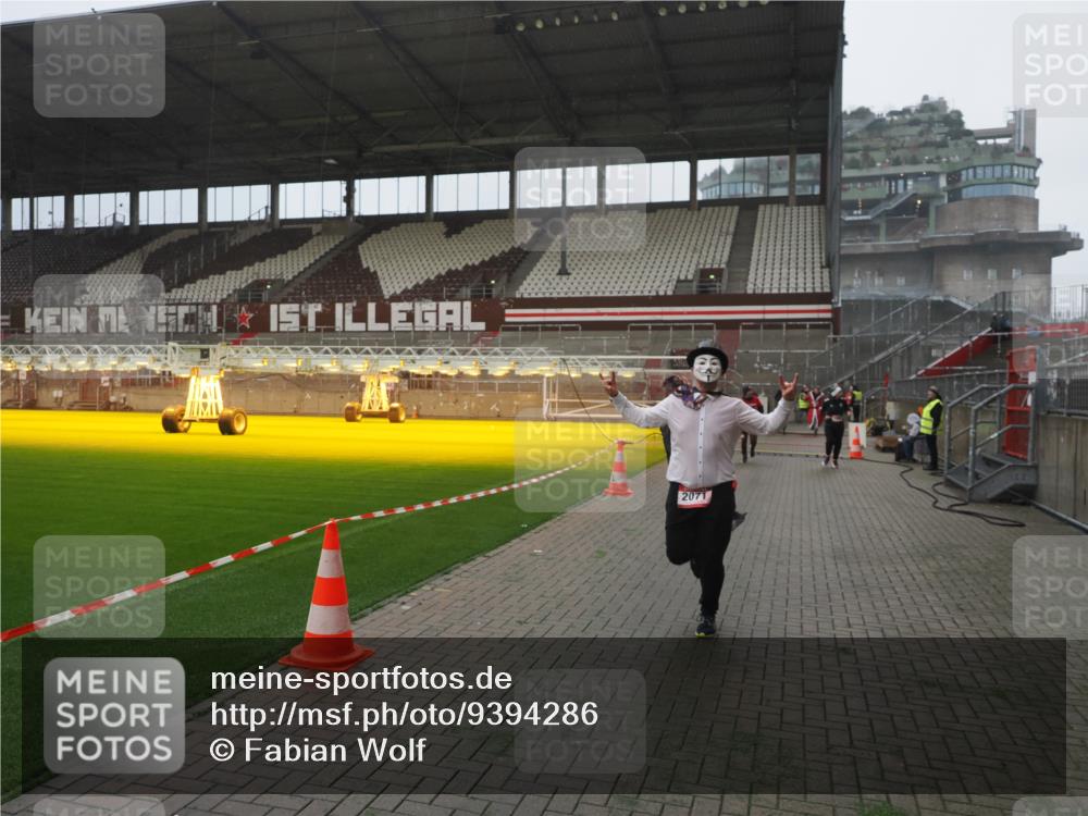 07.12.2025 - St. Pauli X-Mass-Run No. 15 Fabian Wolf http://msf.ph/oto/9394286 07.12.2025 10:24:27 Ziel 712, 1986, 2071, 4122, 4140, 4689, 4692, 4694 meine-sportfotos.de