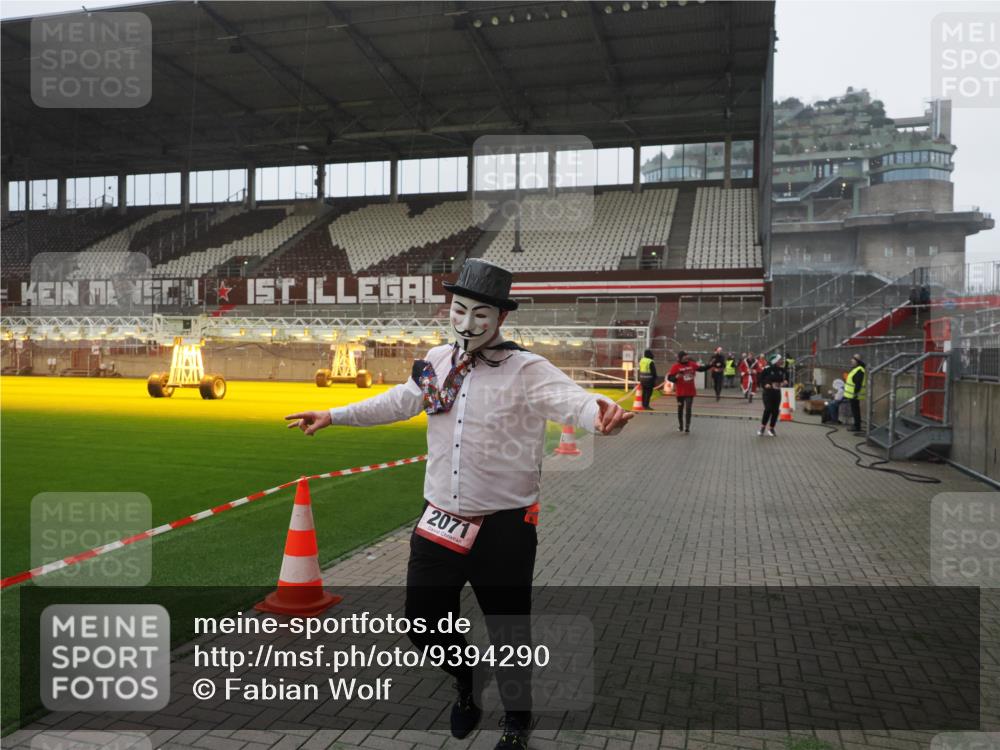 07.12.2025 - St. Pauli X-Mass-Run No. 15 Fabian Wolf http://msf.ph/oto/9394290 07.12.2025 10:24:28 Ziel 712, 1986, 2071, 4122, 4140, 4689, 4692, 4694 meine-sportfotos.de