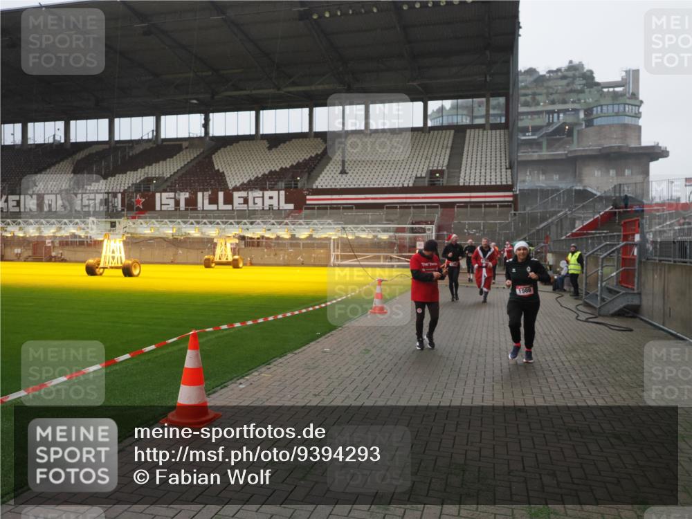 07.12.2025 - St. Pauli X-Mass-Run No. 15 Fabian Wolf http://msf.ph/oto/9394293 07.12.2025 10:24:33 Ziel 1986, 2071, 4122, 4542, 4689, 4692, 4766, 4780 meine-sportfotos.de