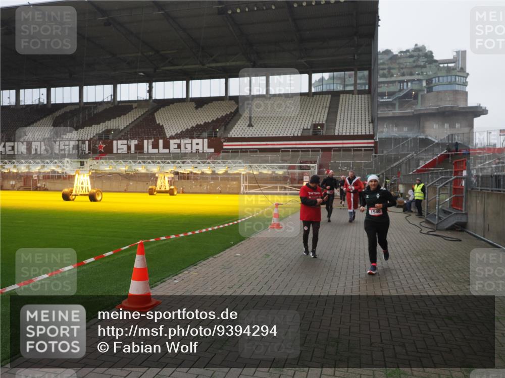 07.12.2025 - St. Pauli X-Mass-Run No. 15 Fabian Wolf http://msf.ph/oto/9394294 07.12.2025 10:24:34 Ziel 1986, 2071, 4541, 4542, 4689, 4766, 4780 meine-sportfotos.de