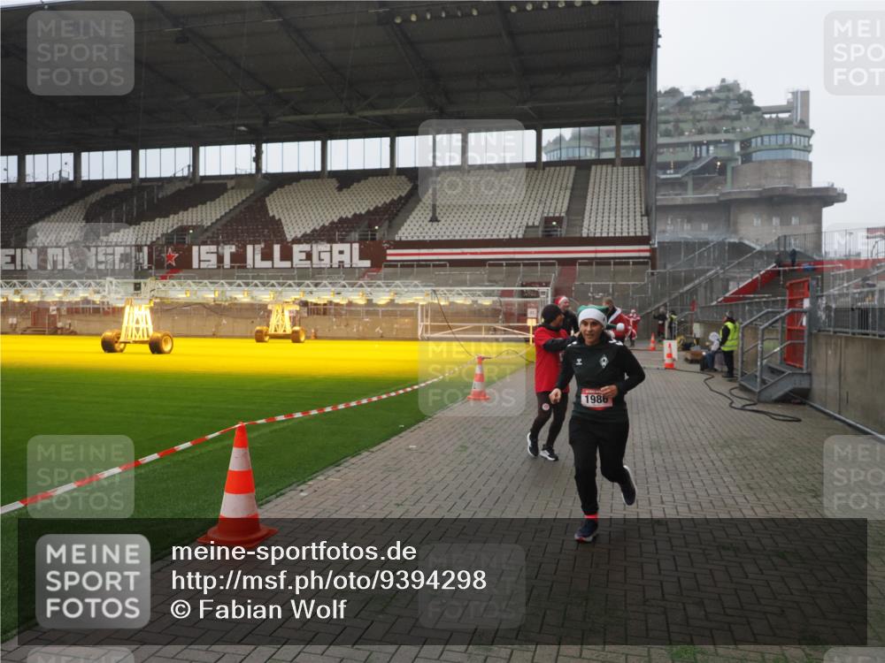 07.12.2025 - St. Pauli X-Mass-Run No. 15 Fabian Wolf http://msf.ph/oto/9394298 07.12.2025 10:24:34 Ziel 1986, 2071, 4541, 4542, 4689, 4766, 4780 meine-sportfotos.de