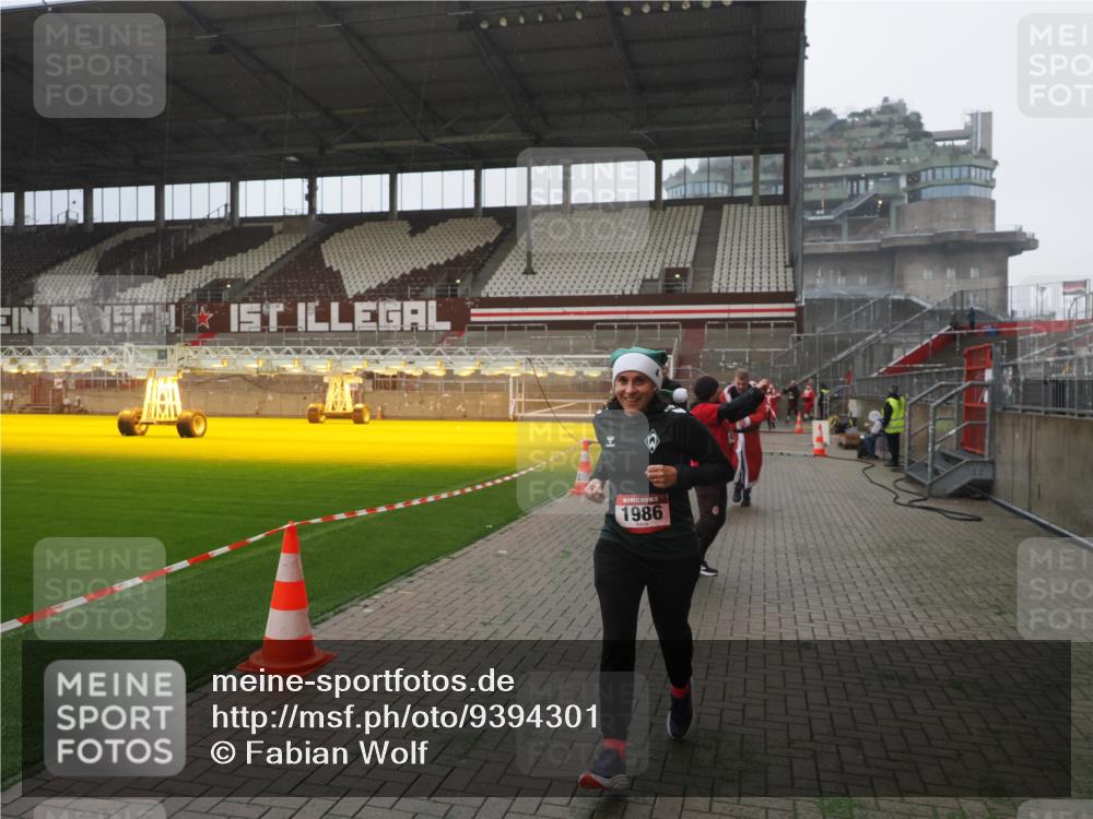 07.12.2025 - St. Pauli X-Mass-Run No. 15 Fabian Wolf http://msf.ph/oto/9394301 07.12.2025 10:24:35 Ziel 1986, 2071, 4541, 4542, 4766, 4780 meine-sportfotos.de