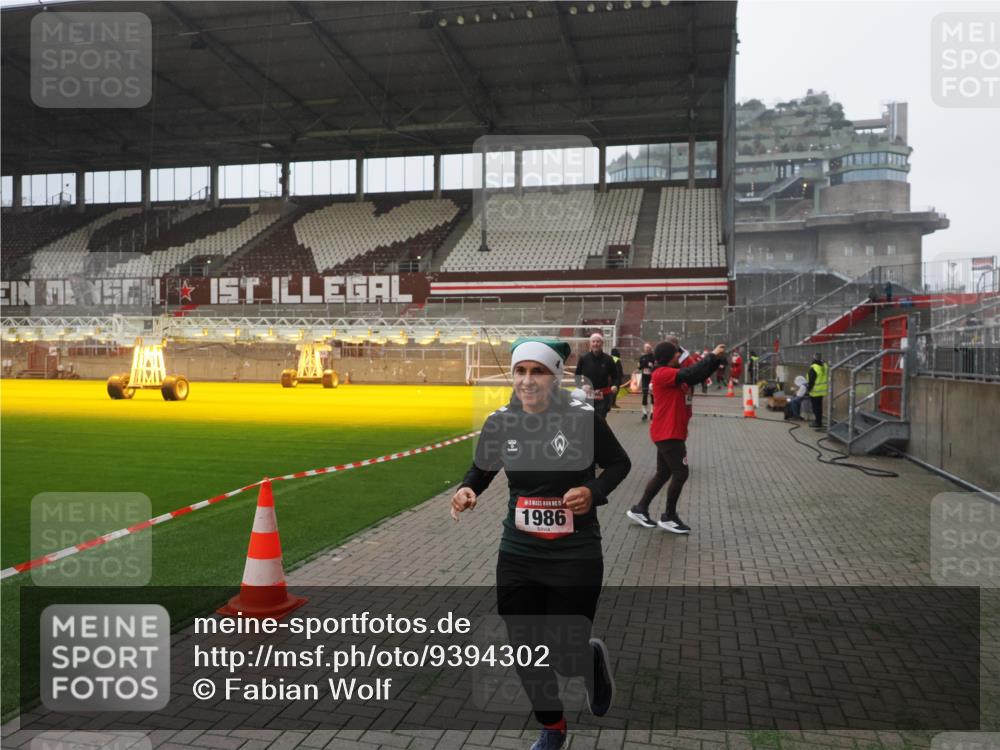 07.12.2025 - St. Pauli X-Mass-Run No. 15 Fabian Wolf http://msf.ph/oto/9394302 07.12.2025 10:24:35 Ziel 1986, 2071, 4541, 4542, 4766, 4780 meine-sportfotos.de