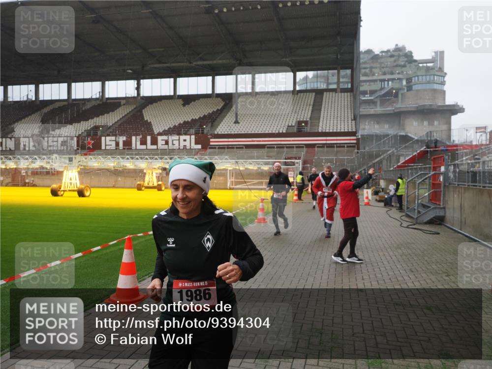 07.12.2025 - St. Pauli X-Mass-Run No. 15 Fabian Wolf http://msf.ph/oto/9394304 07.12.2025 10:24:36 Ziel 1986, 2071, 4541, 4542, 4766, 4780 meine-sportfotos.de