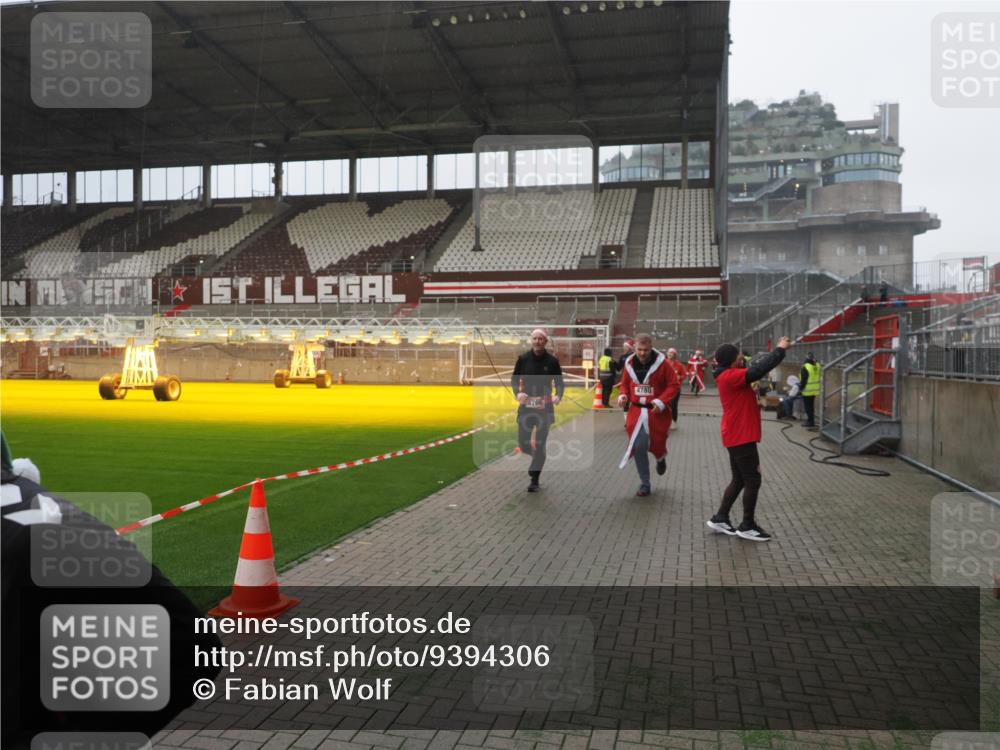 07.12.2025 - St. Pauli X-Mass-Run No. 15 Fabian Wolf http://msf.ph/oto/9394306 07.12.2025 10:24:36 Ziel 1986, 2071, 4541, 4542, 4766, 4780 meine-sportfotos.de