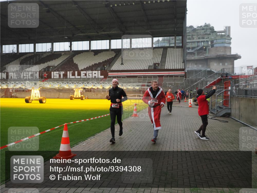 07.12.2025 - St. Pauli X-Mass-Run No. 15 Fabian Wolf http://msf.ph/oto/9394308 07.12.2025 10:24:37 Ziel 1986, 2071, 4541, 4542, 4766, 4780 meine-sportfotos.de