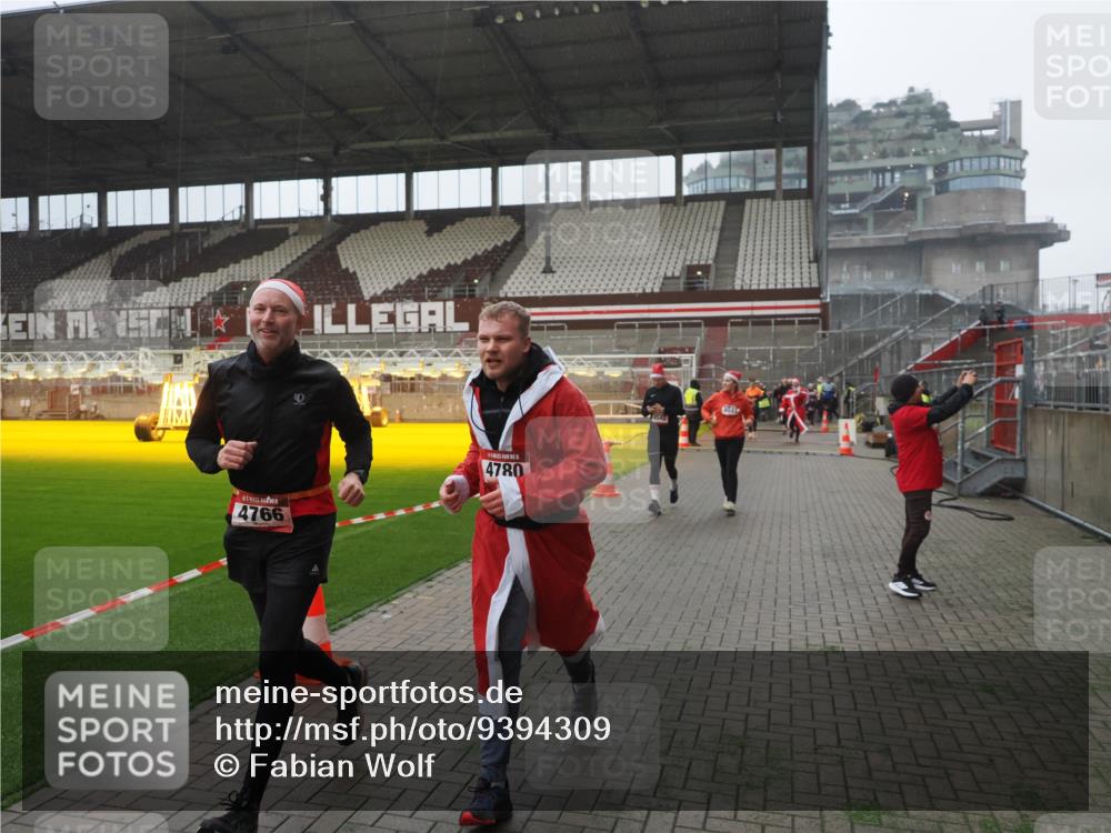 07.12.2025 - St. Pauli X-Mass-Run No. 15 Fabian Wolf http://msf.ph/oto/9394309 07.12.2025 10:24:38 Ziel 1986, 2071, 4136, 4155, 4541, 4542, 4766, 4780 meine-sportfotos.de