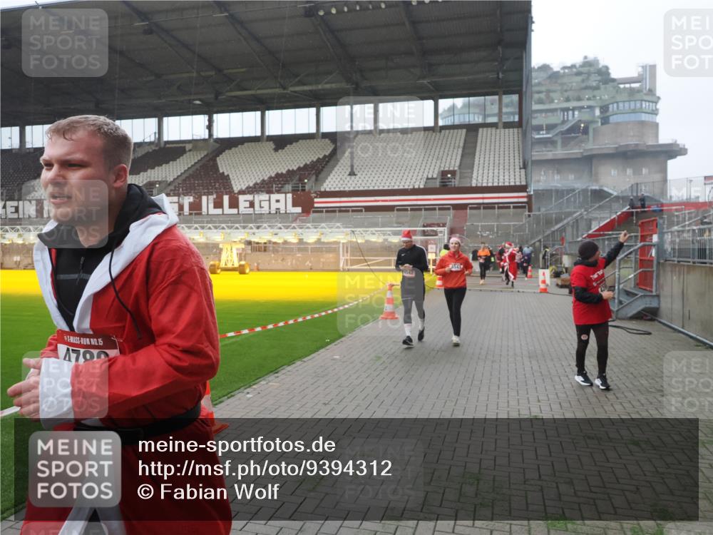 07.12.2025 - St. Pauli X-Mass-Run No. 15 Fabian Wolf http://msf.ph/oto/9394312 07.12.2025 10:24:39 Ziel 1986, 2071, 4136, 4155, 4541, 4542, 4766, 4780 meine-sportfotos.de