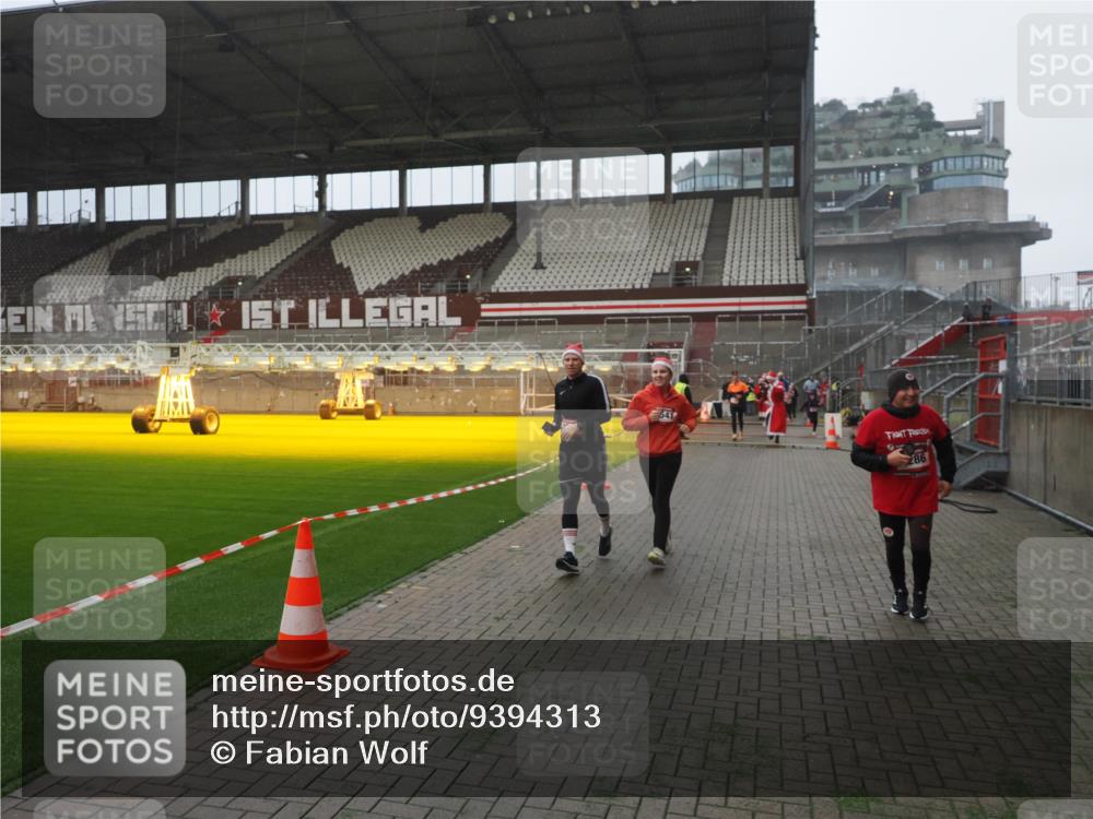 07.12.2025 - St. Pauli X-Mass-Run No. 15 Fabian Wolf http://msf.ph/oto/9394313 07.12.2025 10:24:40 Ziel 1986, 2071, 4079, 4135, 4136, 4155, 4541, 4542, 4766, 4780 meine-sportfotos.de