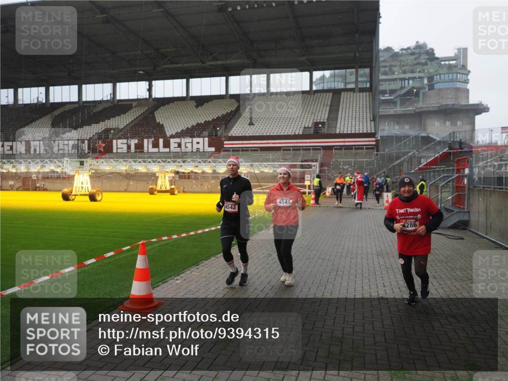 07.12.2025 - St. Pauli X-Mass-Run No. 15 Fabian Wolf http://msf.ph/oto/9394315 07.12.2025 10:24:40 Ziel 1986, 2071, 4079, 4135, 4136, 4155, 4541, 4542, 4766, 4780 meine-sportfotos.de